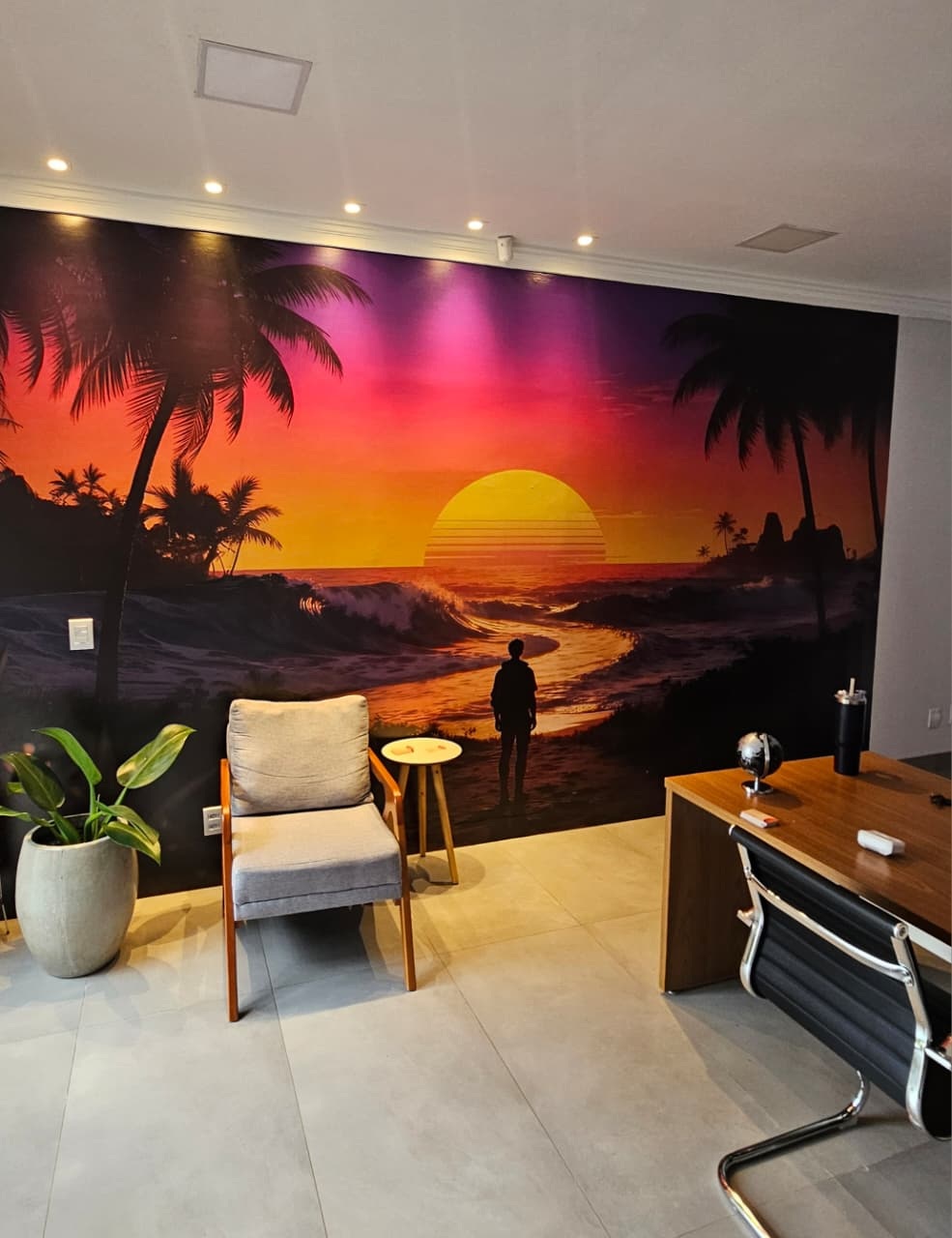 Interior da agência Seguir Viagem com ambientação inspirada no pôr do sol